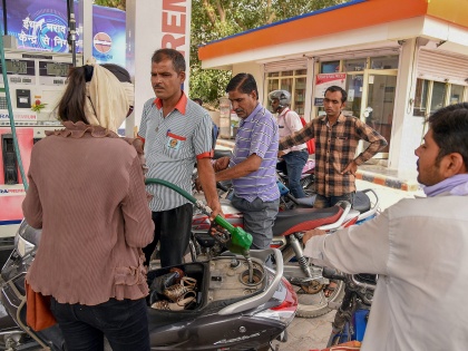 Kerala government announces cut tax petrol and diesel Rs 2-41 and Rs 1-36 Finance Minister KN Balagopal | पेट्रोल पर 2.41 और डीजल पर 1.36 रुपये कटौती, केरल सरकार ने आम लोगों को दी राहत