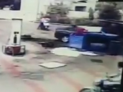 Car rams into a petrol dispenser and a commercial autorickshaw at a petrol pump in Rajkot in Gujarat | पेट्रोल पंप में जा घुसी बेकाबू कार उड़ाया फ्यूल मीटर, तीन लोग घायल, देखें वीडियो