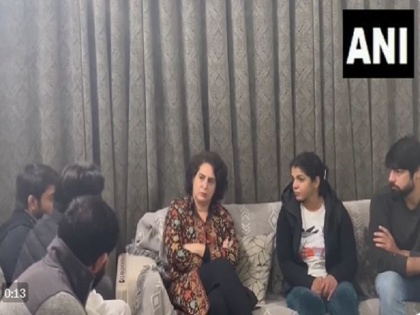 WATCH Wrestlers Sakshi Malik and Bajrang Punia met Congress leader Priyanka Gandhi Vadra today in Delhi | WATCH: कांग्रेस नेता प्रियंका गांधी वाड्रा ने साक्षी मलिक और बजरंग पुनिया से मुलाकात की