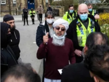 Controversy over showing 'inappropriate' cartoons of Prophet Mohammed in school in Britain | ब्रिटेन: स्कूल में पैगंबर मोहम्मद के कार्टून पर विवाद, टीचर को सस्पेंड कर प्रिंसिपल को मांगनी पड़ी माफी