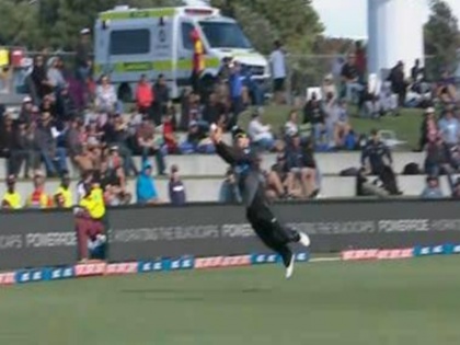 Kiwi beast Glenn Phillips blasts record ton before unbelievable catch watch video here | NZvsWI: इस खिलाड़ी ने पहले 46 गेंद पर जड़ा शतक, फिर हवा में उड़कर लपका ऐसा कैच कि देख रह गए सब हैरान