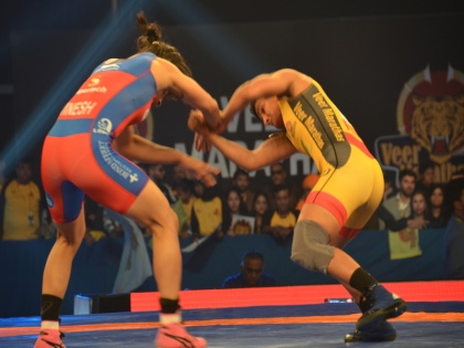 Pro Wrestling League: Vinesh Phogat defeats sister Ritu Phogat | PWL: फोगाट बहनों के बीच हुआ रोमांचक मुकाबला, यूपी की टीम ने मारी बाजी