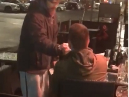 what stranger did when homeless man asked for money viral video | वीडियो: बेघर आदमी मांग रहा था रुपये पर इस शख्स ने दे दिया अपना एटीएम कार्ड, फिर जो हुआ वह हैरान कर देगा