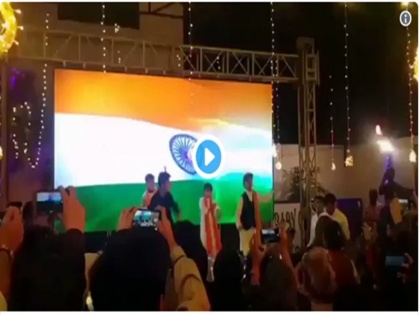 Pak school punished after students dance on Indian song, wave Indian flag, watch this video | VIDEO: पाकिस्तानी स्कूल में लहराया गया तिरंगा, बच्चों ने गाया 'फिर भी दिल है हिंदुस्तानी'