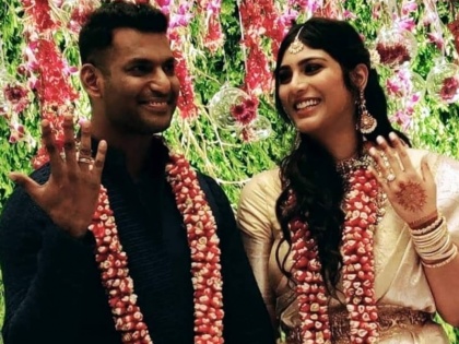 south superstar Vishal get engagedwith Anisha Alla Reddy in a private ceremony | तमिल एक्टर विशाल ने गुपचुप तरीके से कर ली गर्लफ्रेंड अनीशा से सगाई, फैमिली और फ्रेंड्स रहे मौजूद