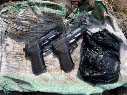 Jammu and Kashmir: Police and Army recovered arms, ammunition and narcotics from two places | जम्मू-कश्मीर: पुलिस और सेना ने दो जगहों से हथियार, गोला-बारूद और नशीले पदार्थ किए बरामद