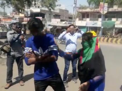 Madhya Pradesh: Girl gives lessons to miscreants | मध्य प्रदेश: भरे बाजार हुई मजनू की चप्पलों से पिटाई और पुलिस ने निकलवाया जुलूस, वीडियो में देखें Madhya Pradesh: Girl gives lessons to miscreants | मध्य प्रदेश: भरे बाजार हुई मजनू की चप्पलों से पिटाई और पुलिस ने निकलवाया जुलूस, वीडियो में देखें