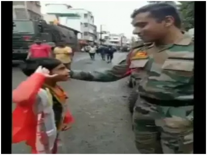 WATCH A child salutes Army personnel tells him aap bahut accha kaam karte ho in flood hit Maharashtra | सेना के जवान को सैल्यूट करते हुए बच्चे ने ऐसा क्या बोला कि जीत लिया दुनिया का दिल, देखें वीडियो