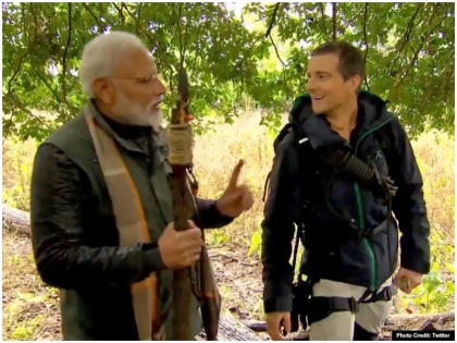 man vs wild pm narendra modi episode on discovery channel video with bear grylls | Man Vs Wild: मशहूर वाइल्ड लाइफ शो में जब बेयर ग्रिल्स ने पीएम मोदी को बचाव के लिए दिया भाला तो मिला ये जवाब