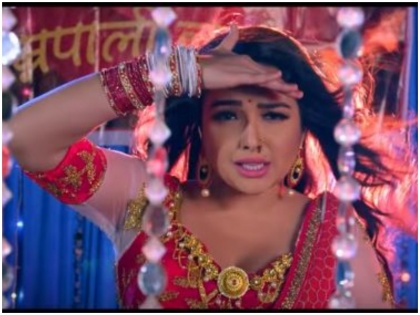 Amrapali Dubey new song Aamrapali Tohare Khatir goes viral | झन्नाटेदार डांस मूव्स के साथ आम्रपाली दुबे ने किया बैली डांस, बेताब हुए फैन्स
