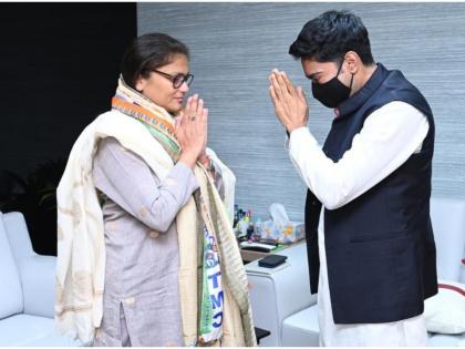 Kolkata, West Bengal: Sushmita Dev, who resigned from Congress today, joins TMC in the presence of party leaders Abhishek Banerjee and Derek O'Brien | Sushmita Dev: कांग्रेस नेता सुष्मिता देव ने थामा TMC का दामन, उनके बारे में 5 खास बातें Kolkata, West Bengal: Sushmita Dev, who resigned from Congress today, joins TMC in the presence of party leaders Abhishek Banerjee and Derek O'Brien | Sushmita Dev: कांग्रेस नेता सुष्मिता देव ने थामा TMC का दामन, उनके बारे में 5 खास बातें