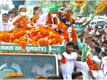 RCP Singh reached Patna today for the first time after becoming a Union Minister, said - Nitish Kumar has only one leader in our party | केन्द्रीय मंत्री बनने के बाद आज पहली बार पटना पहुंचे आरसीपी सिंह का भव्य स्वागत, बोले-हमारी पार्टी में एक ही नेता हैं नीतीश कुमार