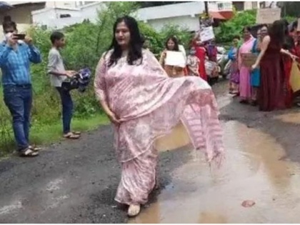 MP: Women protest 'catwalk' on mud-filled pothole roads of Bhopal area | भोपाल: गड्ढों वाली सड़कों पर महिलाओं का 'कैटवॉक', मुख्यमंत्री शिवराज से पूछा, क्या ये सड़क अमेरिका से अच्छी है?