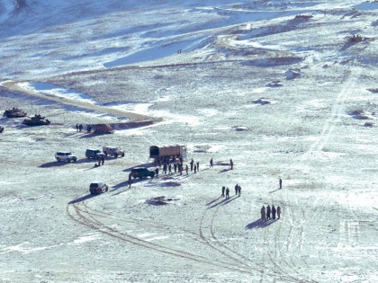 India-China Ladakh Tension PLA troops tanks reeling back Indian Army releases pictures video | लद्दाख में तनावः इंडियन आर्मी ने जारी किया वीडियो, चीनी सैनिक हट रहे पीछे, जानें पूरा मामला