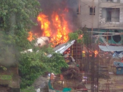 mumbai: up chartered plane crash on a building in ghatkopar area | मुंबईः घाटकोपर में क्रैश हुआ चार्टर्ड प्लेन, पांच लोगों की मौत, डीजीसीए ने शुरू की जांच