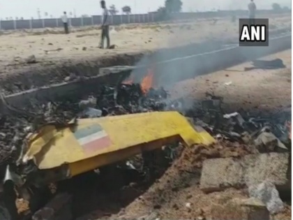 A trainee aircraft crashed in Bahupeta in Yadadri Bhuvanagiri district Telangana | तेलंगानाः एयरफोर्स का ट्रेनी एयरक्राफ्ट क्रैश, पायलट को आई गंभीर चोटें