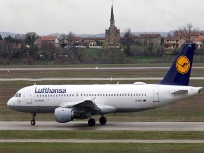Delhi airport: Lufthansa aircraft's wheel catches fire during landing with 490 passengers on board | दिल्ली एयरपोर्ट: लैंडिंग के दौरान लुफ्थांसा विमान के पहिये में लगी आग, प्लेन में सवार थे 490 यात्री