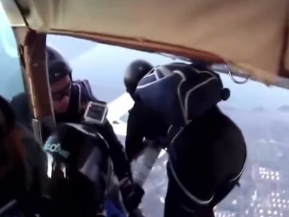 plane carrying 3 skydivers collieded with another aircratr watch viral video | भयावह वीडियो: आसमान में उड़ रहे एक विमान को दूसरे विमान ने मारी जोरदार टक्कर और फिर....देखें भयानक हादसा