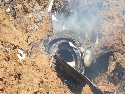 Indian Air Force plane crashes in Madhya Pradesh Bhind | मध्य प्रदेश में वायु सेना का विमान क्रैश, पैराशूट के सहारे जमीन पर उतरा पायलट, देखें वीडियो