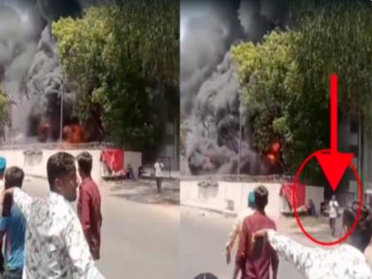 Ahmedabad Plane Crash New video shows lone survivor walking away as crashed plane turns into fireball | Ahmedabad Plane Crash: नए वीडियो में दुर्घटनाग्रस्त विमान के आग के गोले में बदल जाने के बाद अकेला जीवित बचा व्यक्ति भागता हुआ दिखाई दिया Ahmedabad Plane Crash New video shows lone survivor walking away as crashed plane turns into fireball | Ahmedabad Plane Crash: नए वीडियो में दुर्घटनाग्रस्त विमान के आग के गोले में बदल जाने के बाद अकेला जीवित बचा व्यक्ति भागता हुआ दिखाई दिया