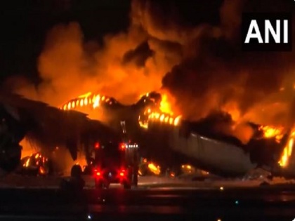 VIDEO: A plane caught fire on the runway of Tokyo's Haneda Airport, video went viral | Japan Plane Fire: टोक्यो के हानेडा हवाई अड्डे के रनवे पर एक विमान में लगी आग, वीडियो हुआ वायरल