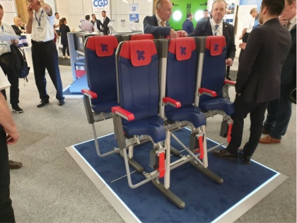 Airlines to introduce standing seats for fliers on budget | घाटे से उबरने के लिए अब विमानों में होंगी स्टैंडिंग सीट, ट्रेन और बस की तरह खड़े-खड़े कर पाएंगे सफर