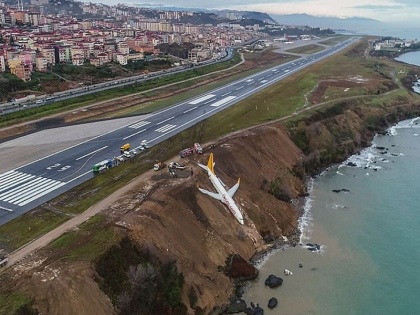 Turkey airport jet skids off icy runway 168 passengers miraculously safe | 162 पैसेंजर से भरा प्लेन रनवे से फिसलकर जा पहुंचा समुद्र तट पर, वायरल वीडियो देख सहम जाएंगे आप