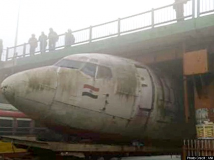 abandoned India Post aircraft stuck with carrying truck under a bridge in Durgapur West Bengal | जब पुल के नीचे फंसा हवा से बात करने वाला प्लेन, निकालने के लिए छूटे पसीने, देखें वायरल तस्वीरें