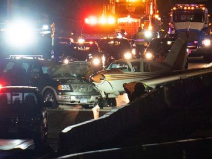 plane makes emergency landing minnesota highway america video is going viral | सोशल मीडिया पर वीडियो वायरल, दौड़ रही थी कार, सड़क पर प्लेन की इमरजेंसी लैंडिंग...