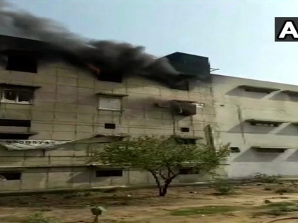 Delhi: Fire breaks out at plastic factory in Bawana, no casualties reported | दिल्ली: बवाना में एक प्लास्टिक फैक्ट्री में लगी आग, दमकल की गाड़ियां मौके पर