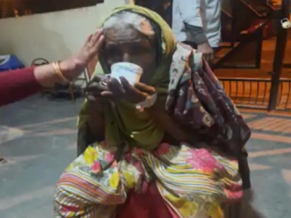 Humanitarian of police hungry thirsty sick old woman story goes viral on social media | घर में तीन दिन से भूखी-प्यासी तड़प रही थी बीमार बुजुर्ग महिला, पुलिस ने आकर किया कुछ ऐसा कि हर कोई कर रहा सलाम