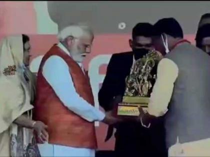 UP Election 2022 pm narendra modi worker started touch pm feet stage prime minister fell see video | UP Election 2022: जब मंच पर पीएम मोदी के पैर छूने लगा कार्यकर्ता, देखें प्रधानमंत्री ने क्या किया, वीडियो UP Election 2022 pm narendra modi worker started touch pm feet stage prime minister fell see video | UP Election 2022: जब मंच पर पीएम मोदी के पैर छूने लगा कार्यकर्ता, देखें प्रधानमंत्री ने क्या किया, वीडियो