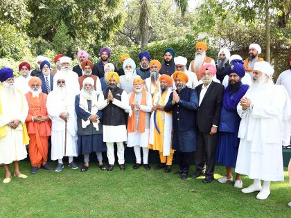 Sikh delegation praises PM narendra Modi for his services to the community; Says 'He is a Sikh at heart' see video | सिख समुदाय के प्रमुख लोगों से मिले प्रधानमंत्री मोदी, कहा- 'खून में सिखी और सेवा', देखें वीडियो