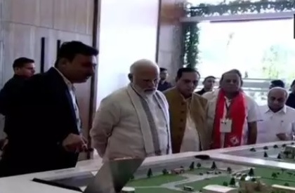 Anand: PM Narendra Modi at the launch of various plants in AMUL including an ultra modern chocolate plant | गुजरात में PM मोदी ने अमूल चॉकलेट प्लांट का किया उद्घाटन, अन्य प्रोजेक्ट की करेंगे शुरुआत