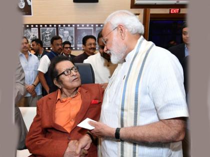 RIP Manoj Kumar PM Narendra Modi shared years old photo became emotional remembering the actor | RIP Manoj Kumar: मनोज कुमार के निधन पर पीएम मोदी ने शेयर की सालों पुरानी फोटो, अभिनेता को याद कर हुए भावुक
