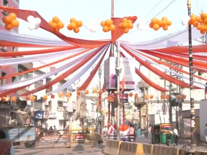 UP elections pm modi road show in varanasi today city decorated with white-orange stripes balloons | यूपी चुनावः पीएम मोदी का बनारस में आज रोड शो, सफेद-नारंगी पट्टियों, गुब्बारों से सजा शहर, तस्वीरें आईं सामने