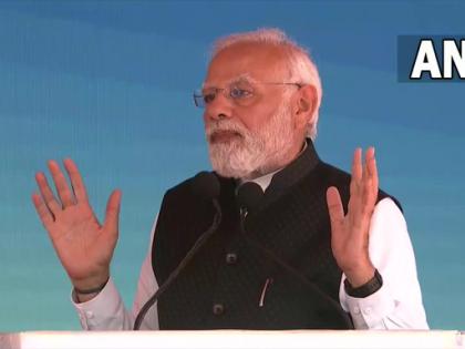 Vande Bharat Trains PM Narendra Modi interacts school children and hears girl sing flagged Mumbai-Solapur and Mumbai-Sainagar Shirdi SEE VIDEO | Vande Bharat Trains: पीएम मोदी ने वंदे भारत एक्सप्रेस में स्कूली बच्चों से बातचीत की, लड़की को गाते हुए सुना, देखें वीडियो