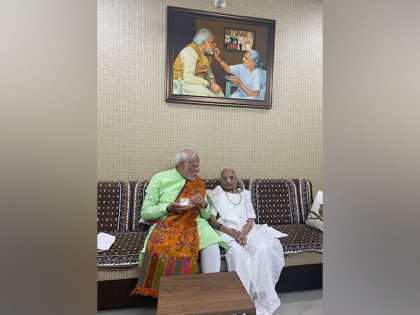 PM narendra Modi meet mother Heeraben Modi is admitted UN Mehta Institute of Cardiology & Research Centre in Ahmedabad see video | मां हीराबेन से अस्पताल में मिले पीएम मोदी, डॉक्टरों ने दी रिपोर्ट, जानें क्या कहा, देखें वीडियो