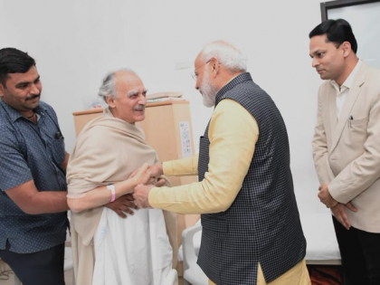 Narendra Modi met former Union Minister and senior journalist Arun Shourie at Ruby Hall Clinic in Pune, today | प्रधानमंत्री मोदी ने पुणे के अस्पताल में पूर्व केंद्रीय मंत्री अरुण शौरी से की मुलाकात