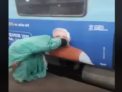 women kissing pm narendra modi viral video on tik tok facebook and twitter | रेलवे स्टेशन पर पीएम मोदी की तस्वीर को चूमने लगी महिला, सोशल मीडिया पर वीडियो वायरल