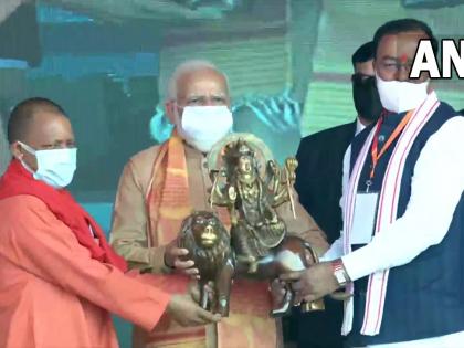 Assembly Election 2022 PM narendra Modi cash scheme outreach 16 lakh women Prayagraj 1000 crore | Assembly Election 2022: 16 लाख महिलाओं को पीएम मोदी ने दी सौगात, 1000 करोड़ रुपये की राशि हस्तांतरित