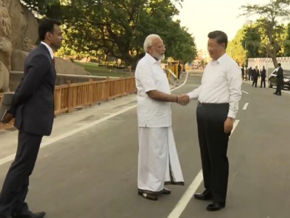 PM Narendra Modi in dhoti, angavastram and half shirt at meeting with China president Xi jinping | जब धोती और हाफ शर्ट पहनकर पीएम मोदी ने किया चीनी राष्ट्रपति शी जिनपिंग का स्वागत, देखें वीडियो