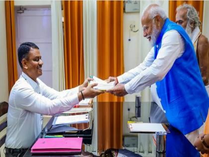 Lok Sabha Polls 2024 PM Modi doesn't own house, car, has Rs 52,000 in cash | Lok Sabha Polls 2024: पीएम मोदी के पास न घर है, न कार, हैं तो केवल 52,000 रुपये कैश, पढ़ें उनकी संपत्ति का संपूर्ण ब्यौरा