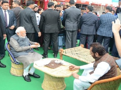 Delhi: PM Narendra Modi reaches 'Hunar Haat', ate litti-chokha, drinks kulhar tea and pays bill | अचानक ‘हुनर हाट’ पहुंचे प्रधानमंत्री मोदी, लिट्टी-चोखा खाया, कुल्हड़ चाय पी और भुगतान भी खुद किया