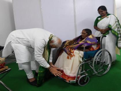 PM Modi bowed down touched daughter 90-year-old freedom fighter feet after meeting P K Bharti blessed him andhra pradesh | Photo: 90 साल की स्वतंत्रता सेनानी की बेटी से मुलाकात कर PM Modi ने झुक कर छुए पैर, पासाला कृष्ण भारती ने सर पर हाथ रखकर दिया आशीर्वाद PM Modi bowed down touched daughter 90-year-old freedom fighter feet after meeting P K Bharti blessed him andhra pradesh | Photo: 90 साल की स्वतंत्रता सेनानी की बेटी से मुलाकात कर PM Modi ने झुक कर छुए पैर, पासाला कृष्ण भारती ने सर पर हाथ रखकर दिया आशीर्वाद