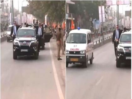 PM Modi stopped his convoy to give way to an ambulance during his road show in Varanasi | VIDEO: पीएम मोदी ने वाराणसी में अपने रोड शो के दौरान एम्बुलेंस को रास्ता देने के लिए रोका अपना काफिला