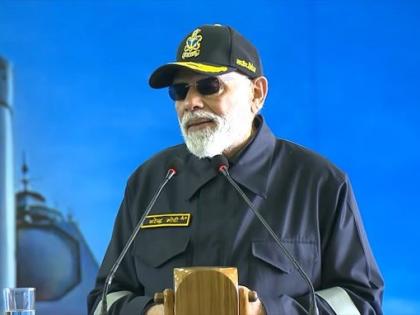 watch pm narendra modi Diwali celebration with armed forces on board the INS Vikrant You are my family and I am yours see video | INS विक्रांतः विशाल, विराट और विहंगम है?, आप मेरा परिवार हैं और मैं आपके बीच हूं, जवानों के साथ दिवाली मना रहे PM मोदी, देखिए वीडियो