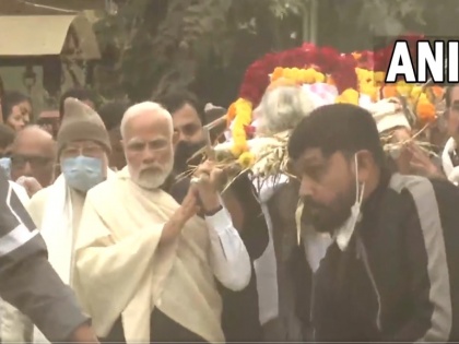 pm Narendra Modi carries the mortal remains of his late mother Heeraben Modi | पीएम मोदी की मॉं हीराबेन की अंतिम यात्राः नरेंद्र मोदी ने पार्थिव शरीर को दिया कंधा