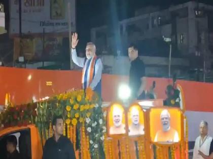Ahead of the Bihar assembly elections, PM Modi held a grand roadshow in Patna, and crowds gathered along the roadsides chanted 'Modi-Modi' slogans | बिहार विधानसभा चुनाव को देखते हुए पीएम मोदी ने पटना में किया भव्य रोड शो, सड़कों के किनारे जमा भीड़ में लोगों ने लगाए 'मोदी-मोदी' के नारे