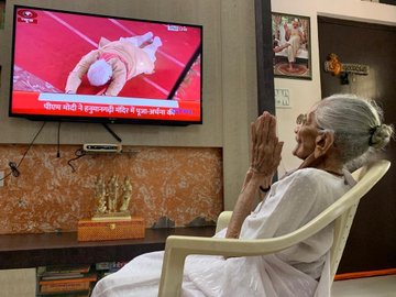 PM Modi's mother Hiraben watched the entire ceremony of Bhoomi Pujan on TV, folded hands | PM मोदी की मां हीराबेन ने टीवी पर देखा भूमिपूजन का पूरा समारोह, हाथ जोड़े टीवी के सामने आईं नजर